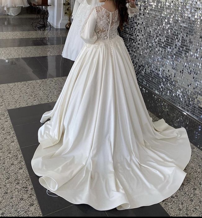 Свадебное платье со шлейфом