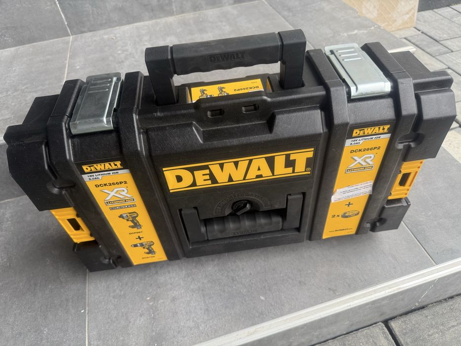 Vind set Dewalt nou  neutilizat niciodata