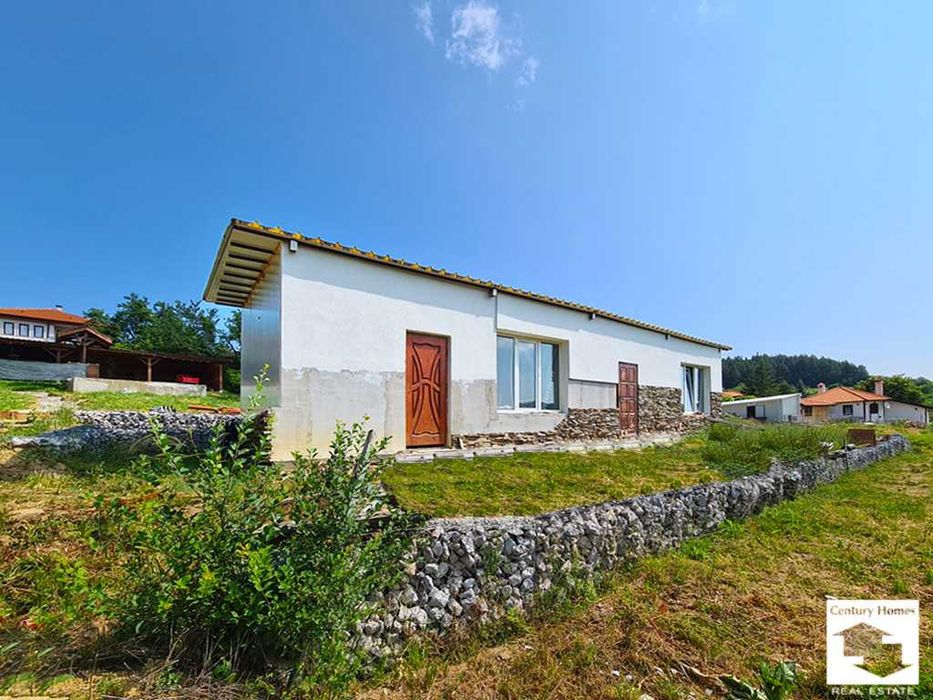 125181 Панорамен парцел с едноетажна сглобяема сграда в с. Бадевци