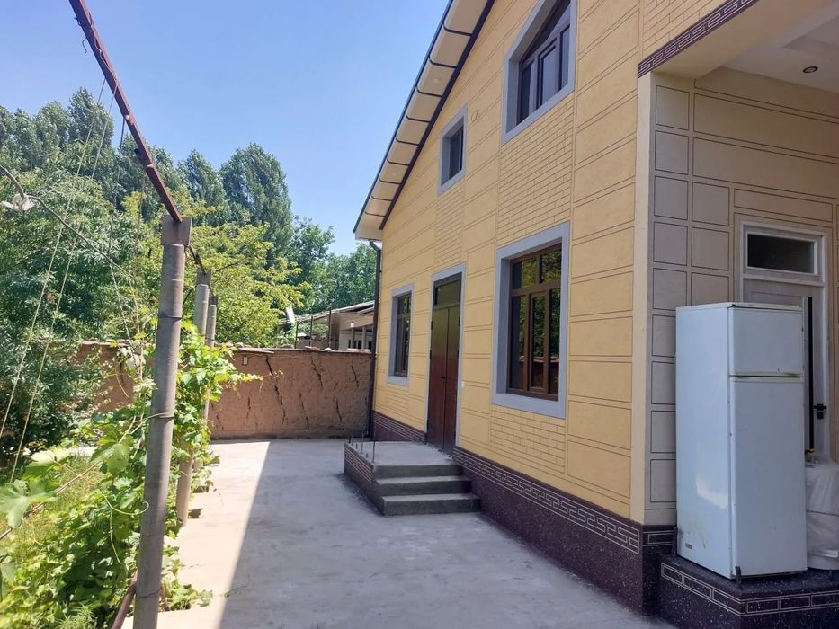 Продаёться участок 6 соток. Двухэтажний дом, 10 комнат. Фруктовий сад.