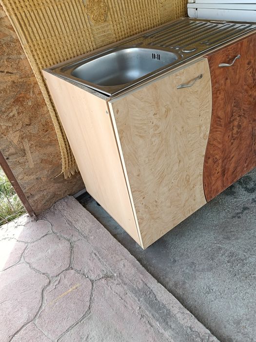 Vând un i corp suspendat de bucătărie și chiuvetă cu masca același set