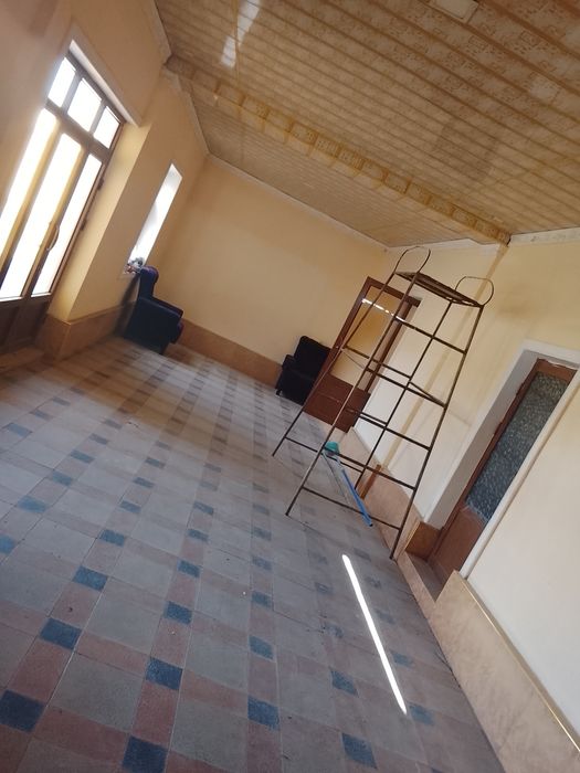 15 sotixli 8 ta xonasi bor uchastka tez va arzon narxda sotiladi