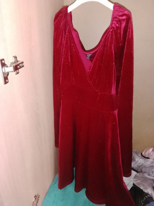 Vând rochi foarte frumoase mai multe detalii in privat