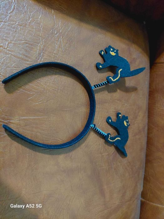 Cordeluța cu pisici negre