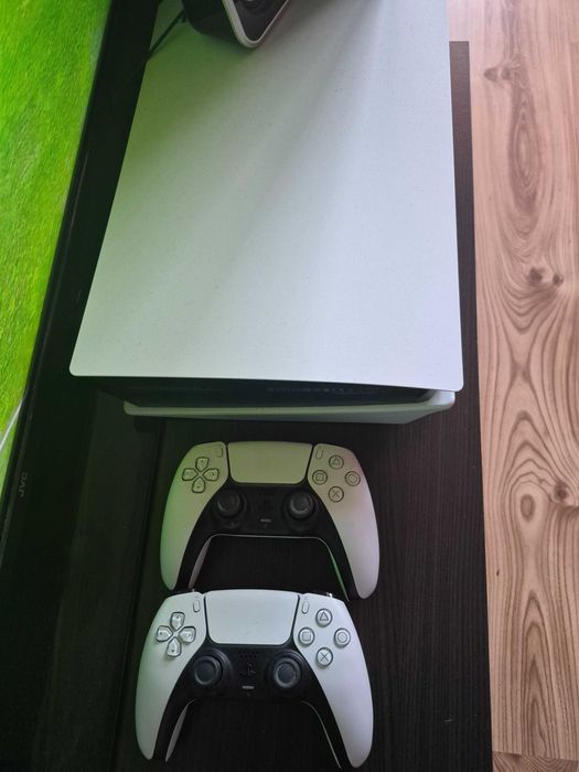 Конзола PS5 с 2 контролера