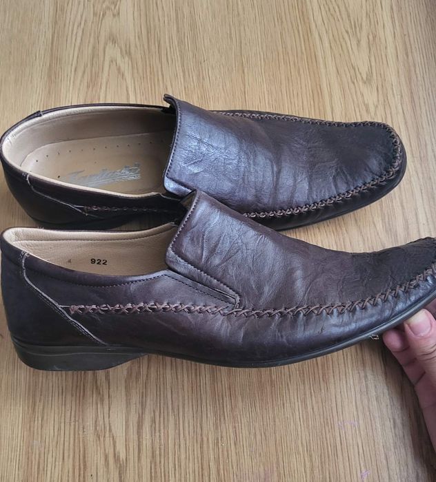 Продавам обувки от естествена кожа. Номер 42. Почти не са обували.