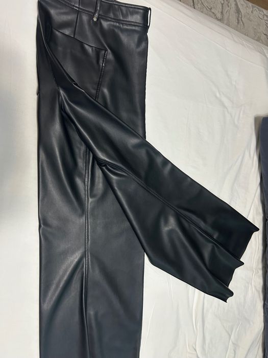 Vand pantalon din imitație de piele