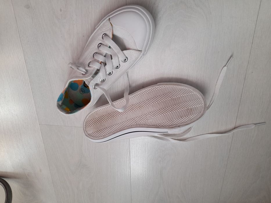 Бели детски кецове 30номер! Спешно и изгодно!