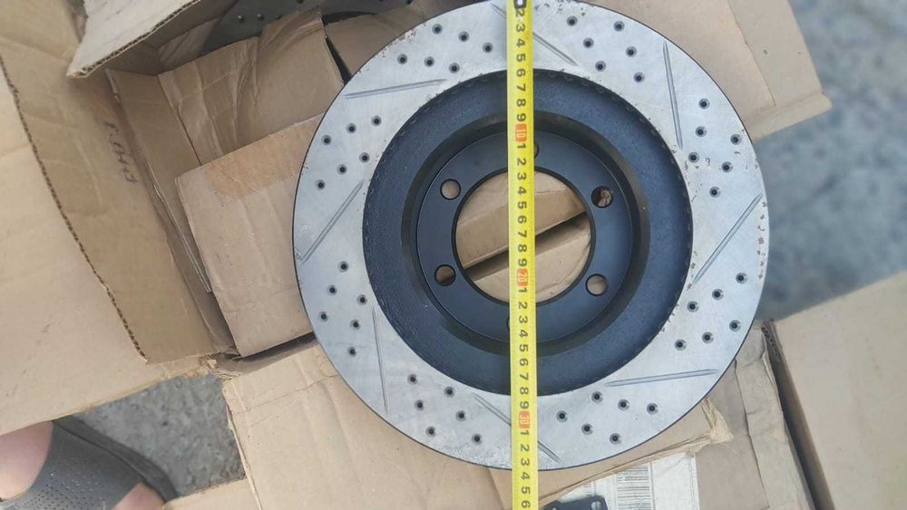 Тормозные перфорированные диски R1 Concept, тормозные шланги StopTech