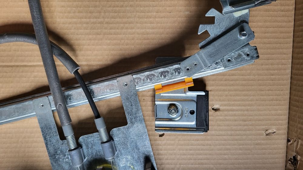 Macara geam față stânga.