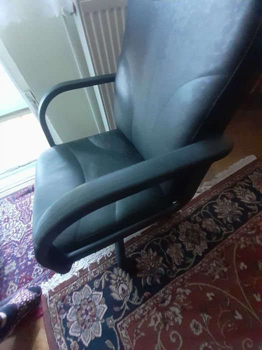 Scaun negru de birou