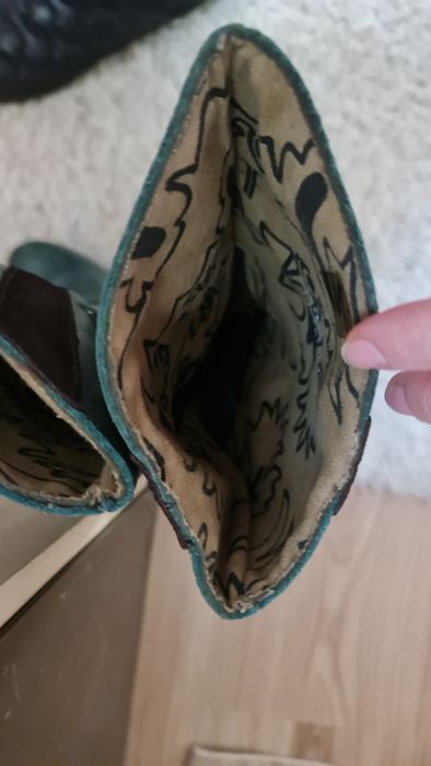 Cizme din piele, model deosebit, fabricate în Portugalia