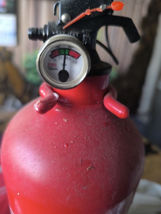 Продавам пожарогасител и аптечка за кола