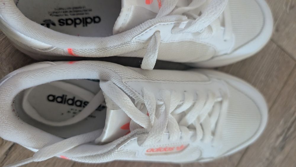 Бели сникърси Adidas