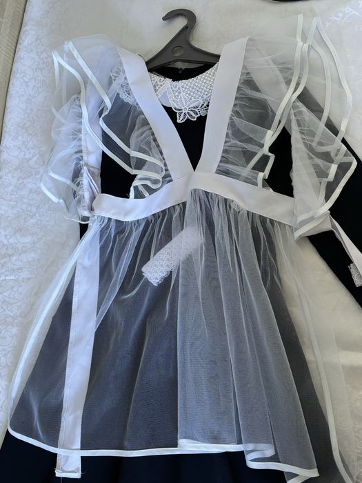 Темно-синяя школьная форма для выпускниц