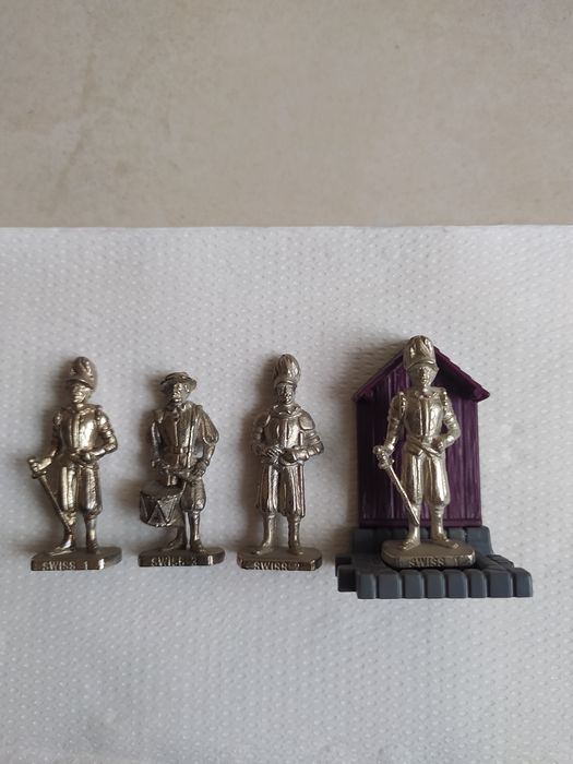 продавам колекции на фигурки от киндер на серии