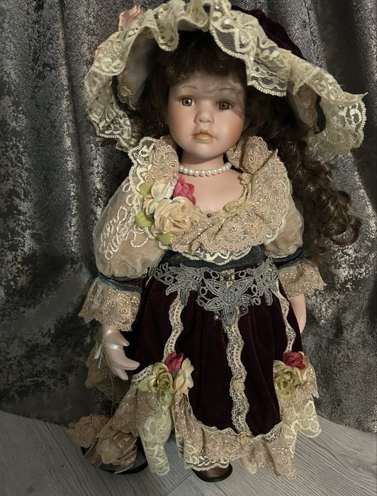 Красива порцеланова кукла