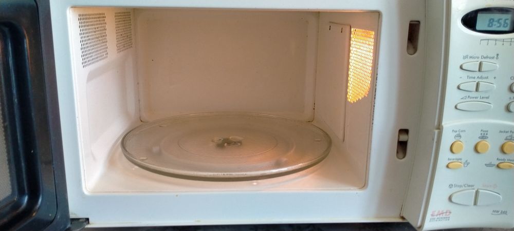 Микроволновая печь DeLonghi.