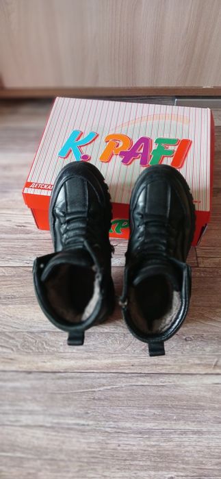 Продам детские ботинки