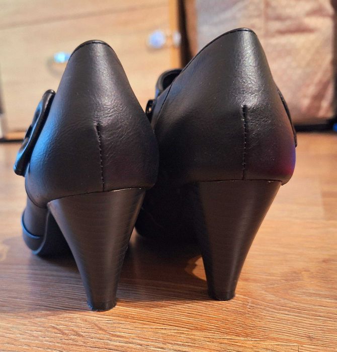 Черни обувки с ток и панделка