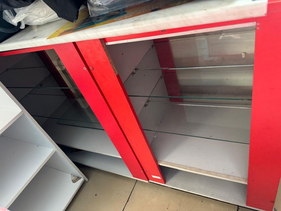 Продаются стеклянные полки витринные