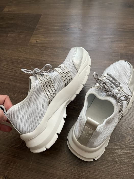 Бели маратонки с камъчета