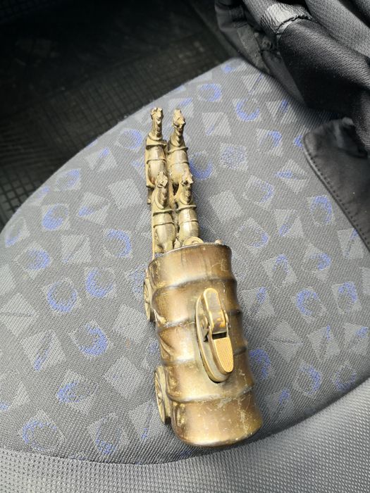 Каляска със коне със запалчица