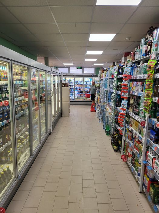 Vând spațiu comercial