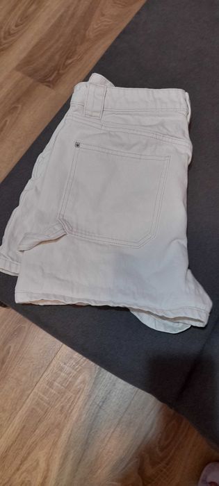 Прадавам къси бели дънкови панталони марка"Деним"