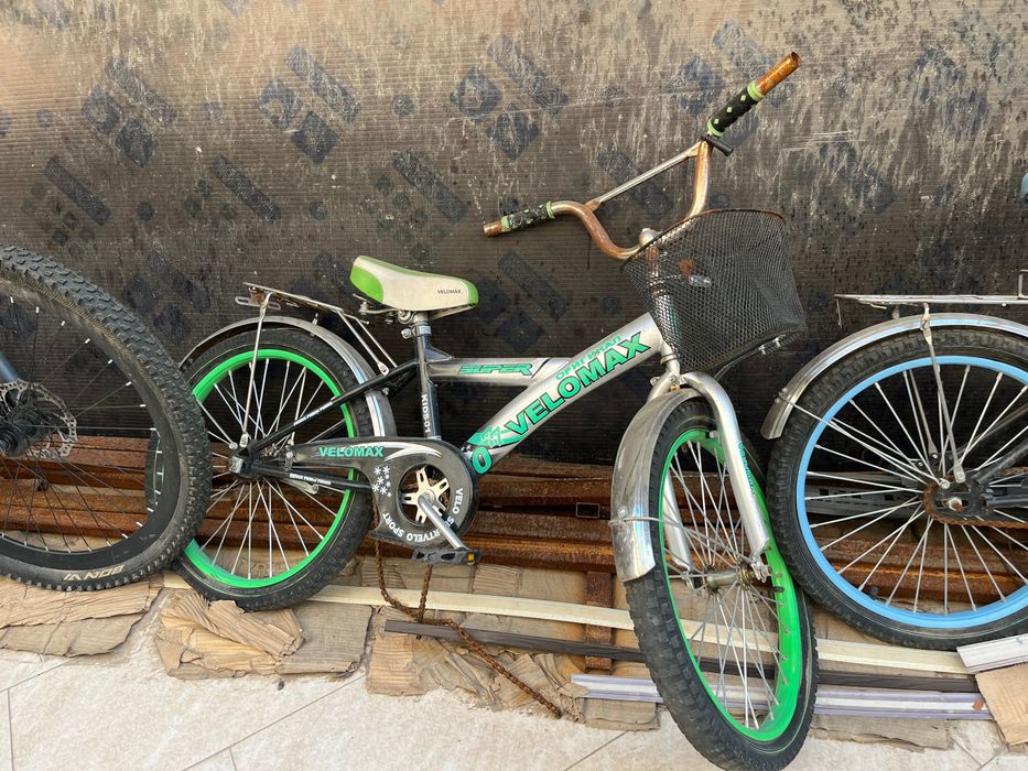 Продается велосипед среднего размера подходит 8-11 лет