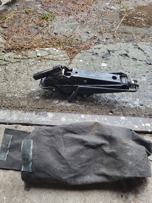 Продам домкрат автомобилеый