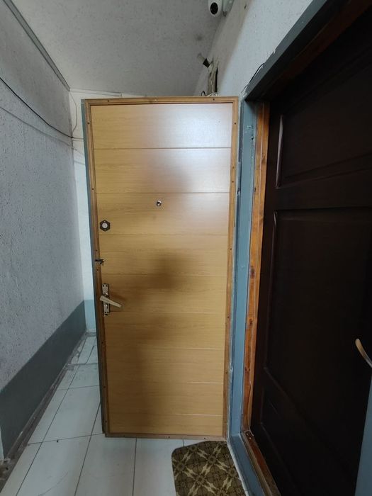 Продам железную и деревянную  дверь
