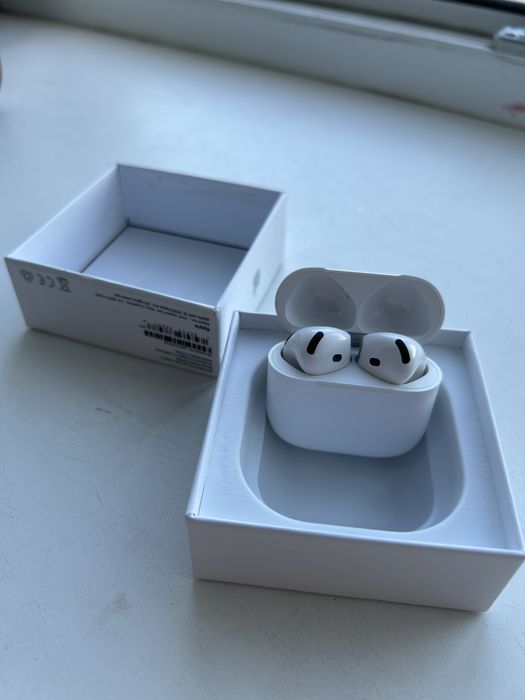 Продам новые наушники AirPods 4