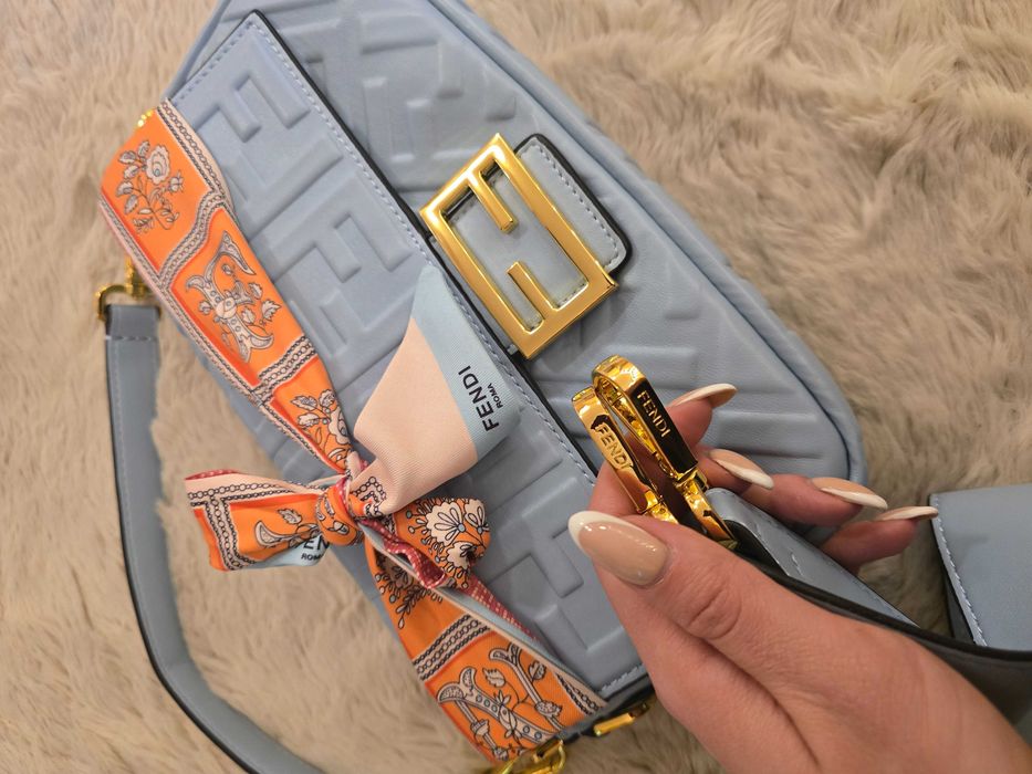 Светлосиня дамска чанта FENDI baguette