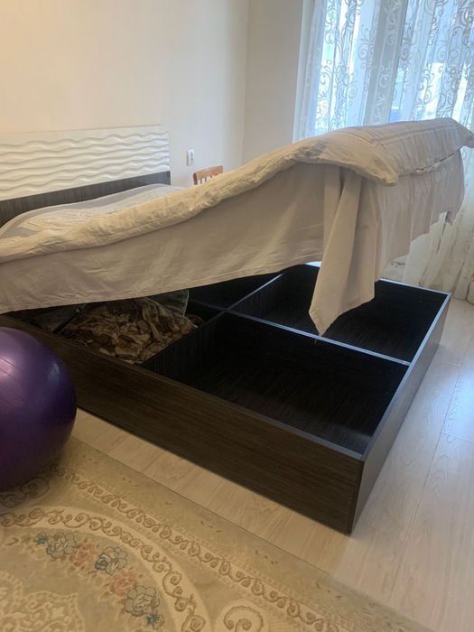 Кровать двухспальная с матрасом