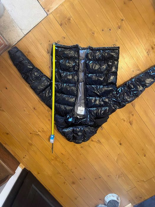 Vând geacă de iarnă Moncler Maya, folosita de 2-3 ori. NFC chip