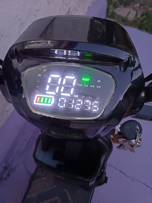Продам электросамокат СЕ8