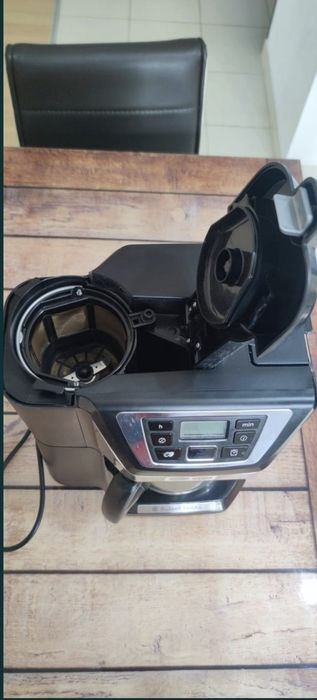 Cafetiera cu rasnita Russell Hobbs