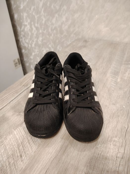 Продам кроссовки для мальчика.