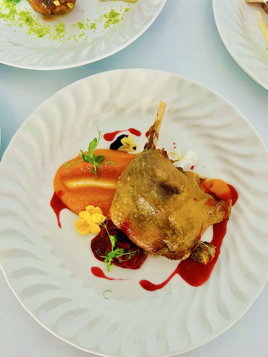 Cort Evenimente nunta botez  mese si aranjamente florale