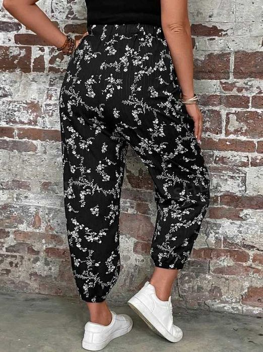 Черни панталони на бели цветя с джобове
