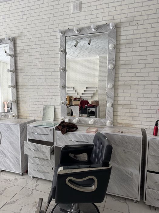 Зеркало с подсветкой, мебель, помошница и т.д. для салона красоты