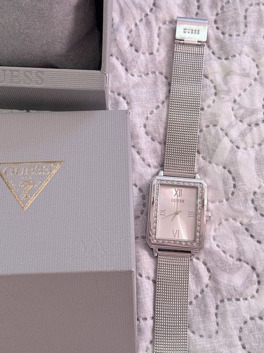 Дамски часовник GUESS – като нов,слаган 3 пъти