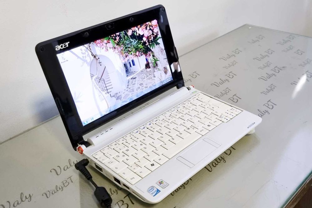 Laptop mini Acer ZG5 White - 10 inch - impecabil-instalat
