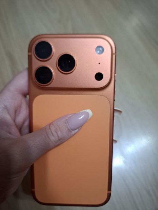 Продавам Айфон 17 про 256GB в отлично състояние и много видове калъфи към него с две години гаранция от Технополис