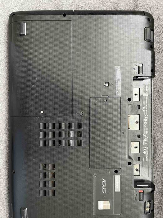 Лаптоп Asus в много добро състояние 17 инча работи добре