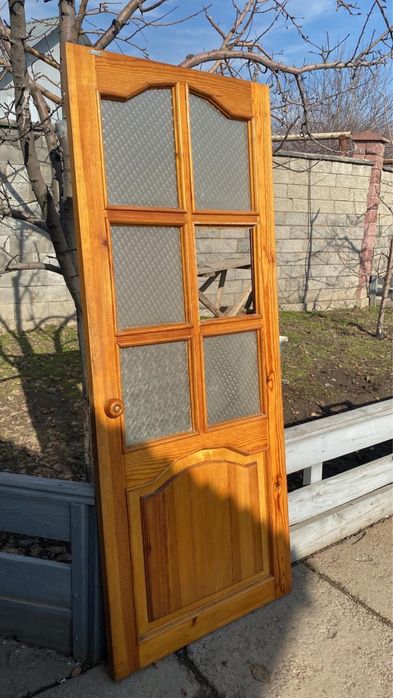 Деревянные двери окно