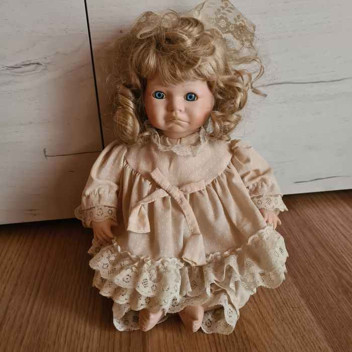 Vand două papusi superbe