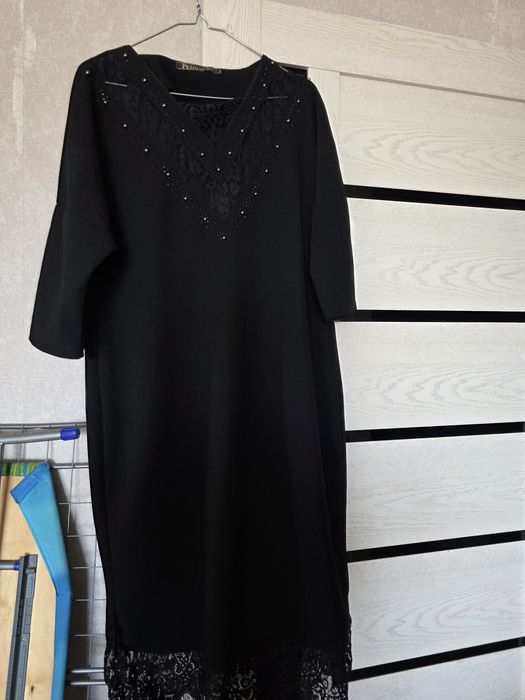 Продам платье с кружевами.