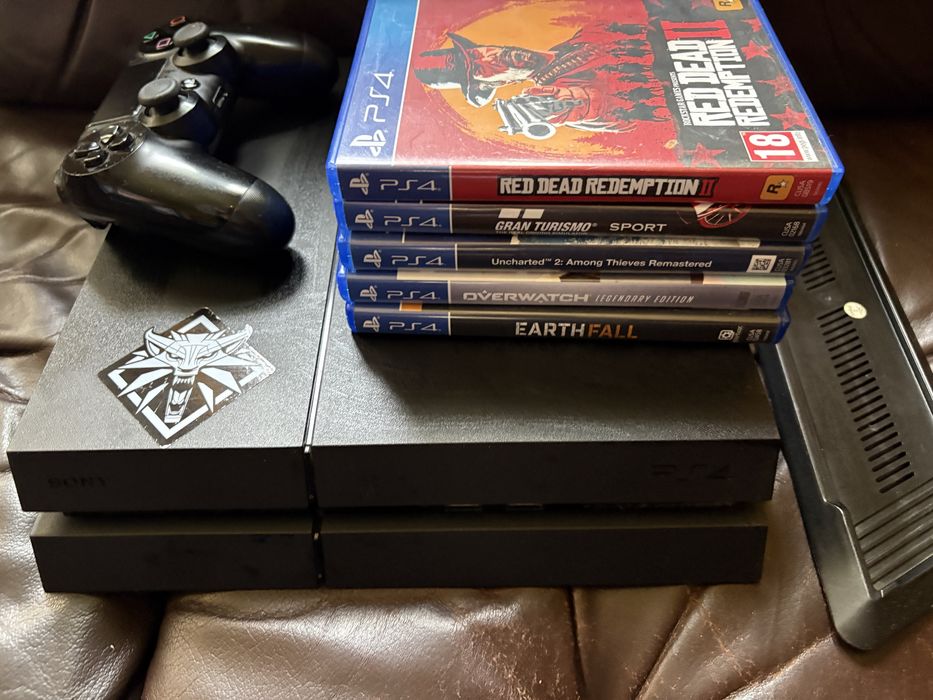 Playstation 4 500 GB, 1 контролер, 5 игри